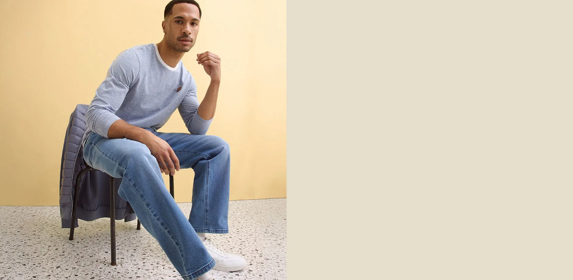 Modr&yacute; svetr a modr&eacute; dž&iacute;ny