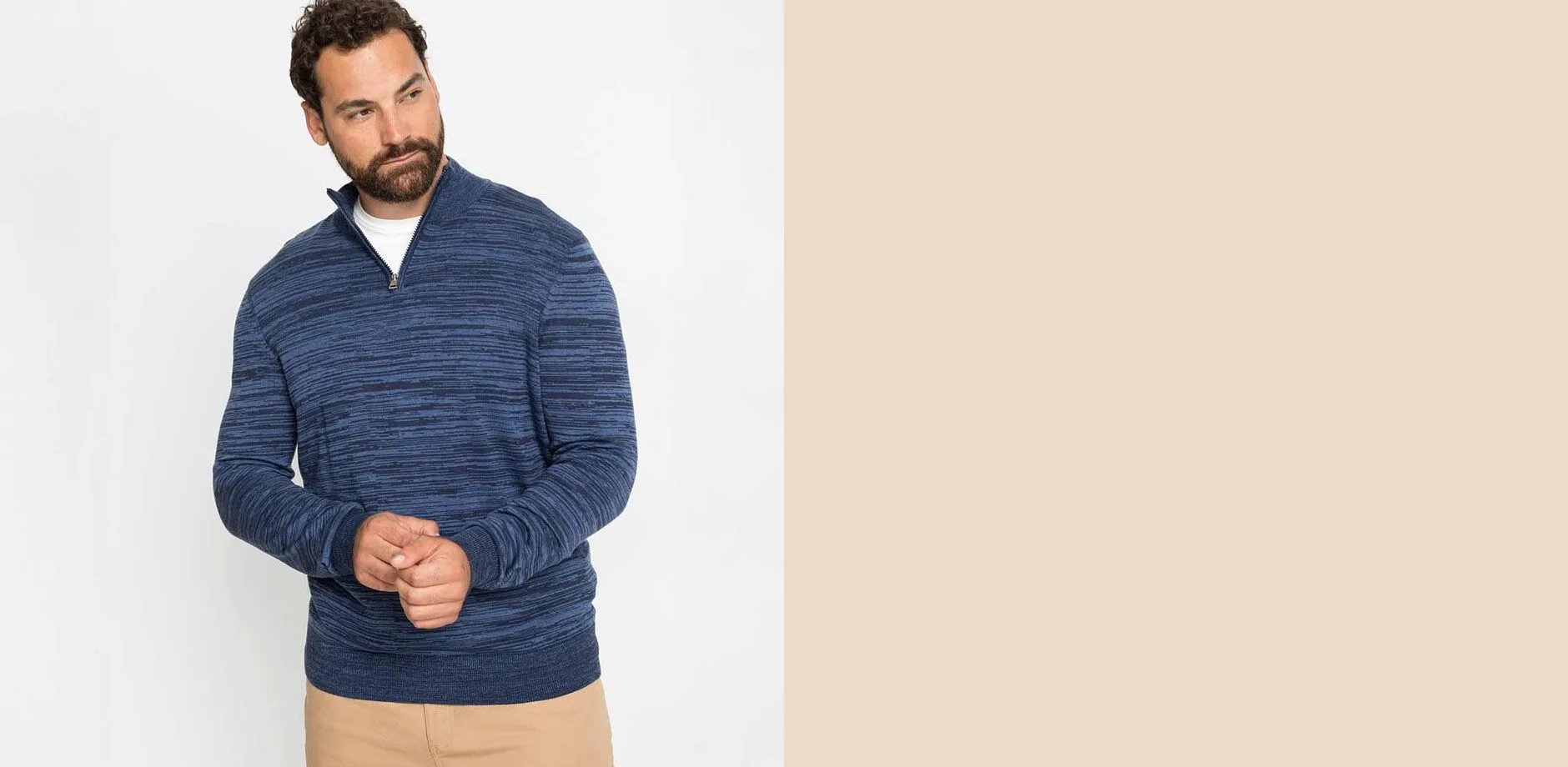 Modr&yacute; svetr přes b&iacute;l&eacute; tričko, kombinovan&yacute; s b&eacute;žov&yacute;mi kalhotami.