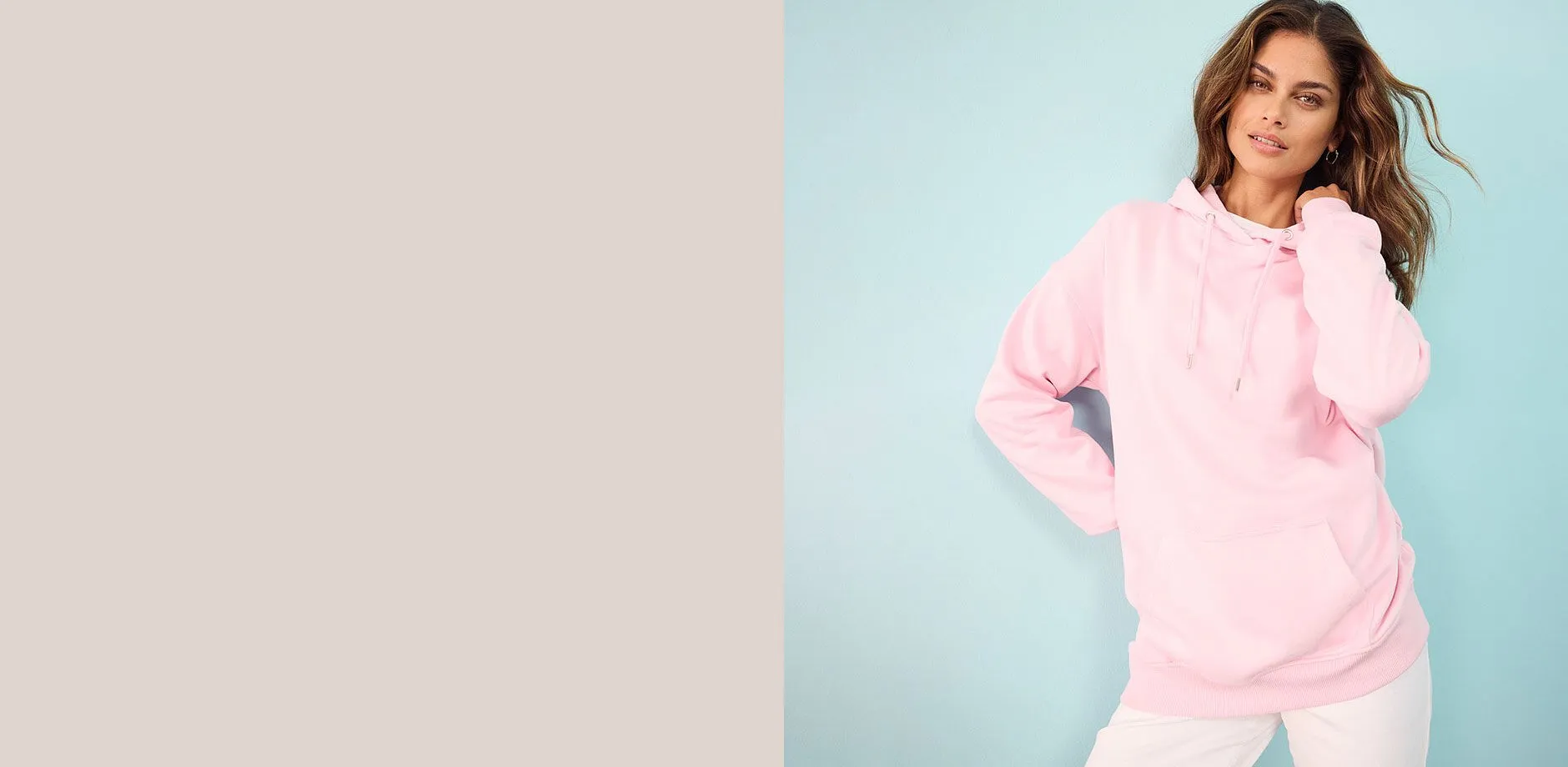 Růžov&aacute; mikina s kapuc&iacute; v kombinaci s b&iacute;l&yacute;mi kalhotami.