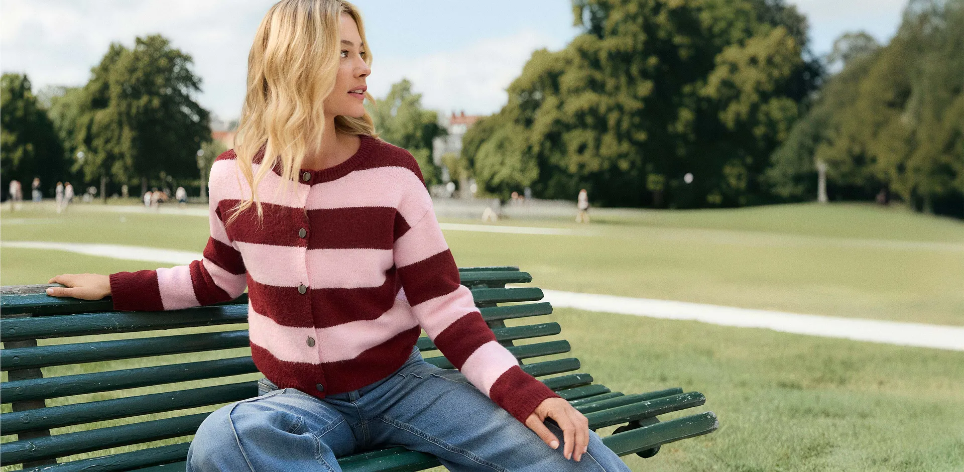 Pruhovan&eacute; tričko s modr&yacute;mi dž&iacute;nami