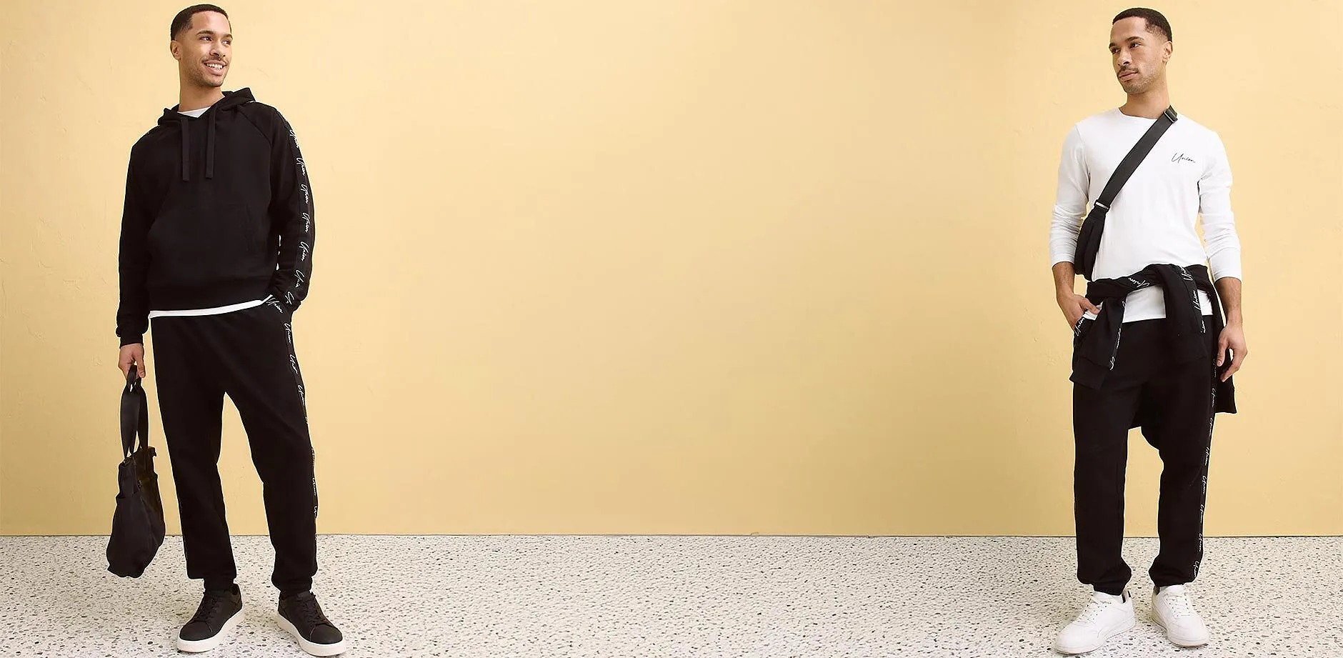 B&iacute;l&aacute; mikina, čern&eacute; tepl&aacute;ky a čern&aacute; ta&scaron;ka.