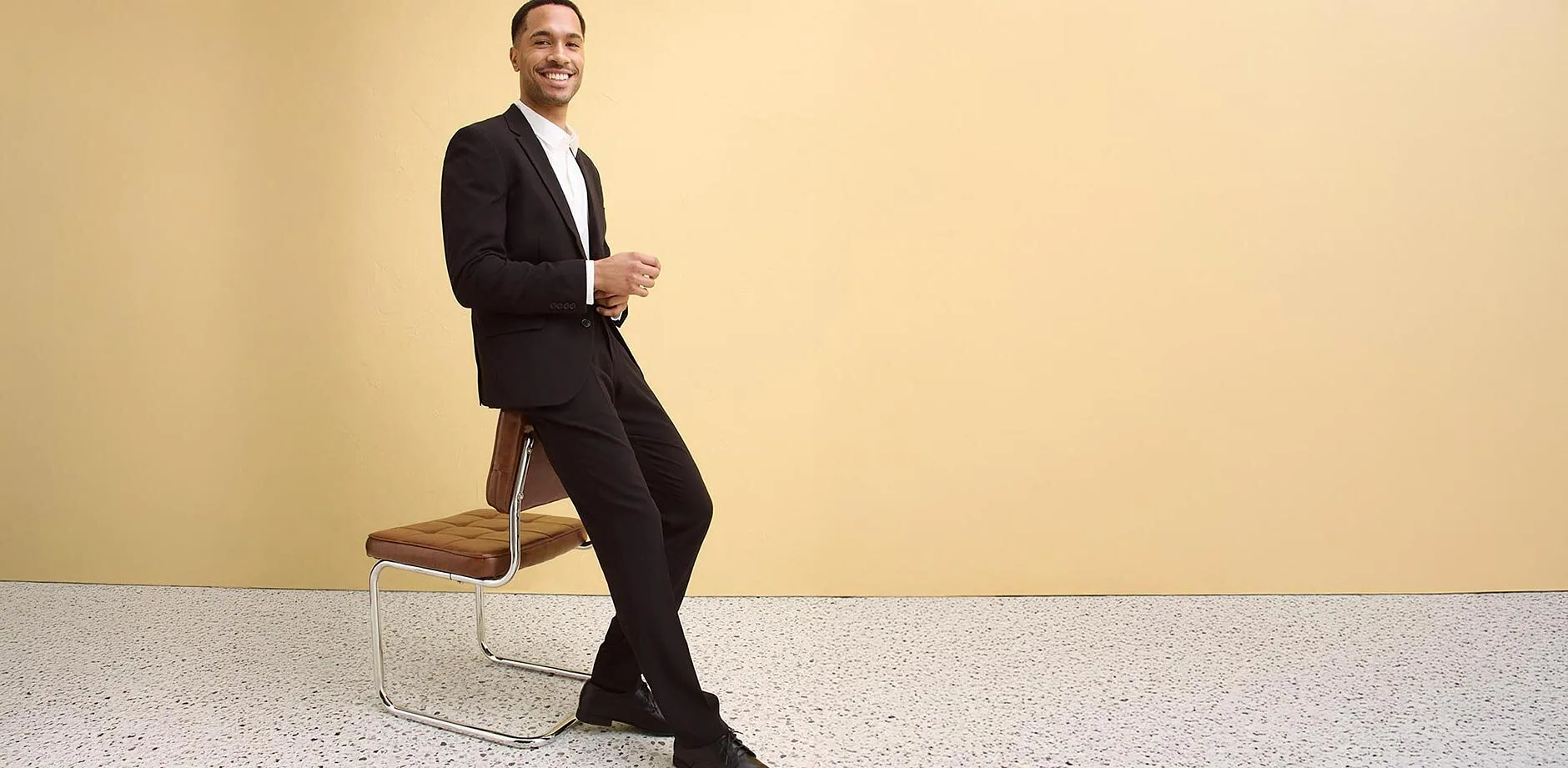 Elegantn&iacute; čern&yacute; oblek s b&iacute;lou ko&scaron;il&iacute;, perfektn&iacute; v kombinaci s vhodnou obuv&iacute;.