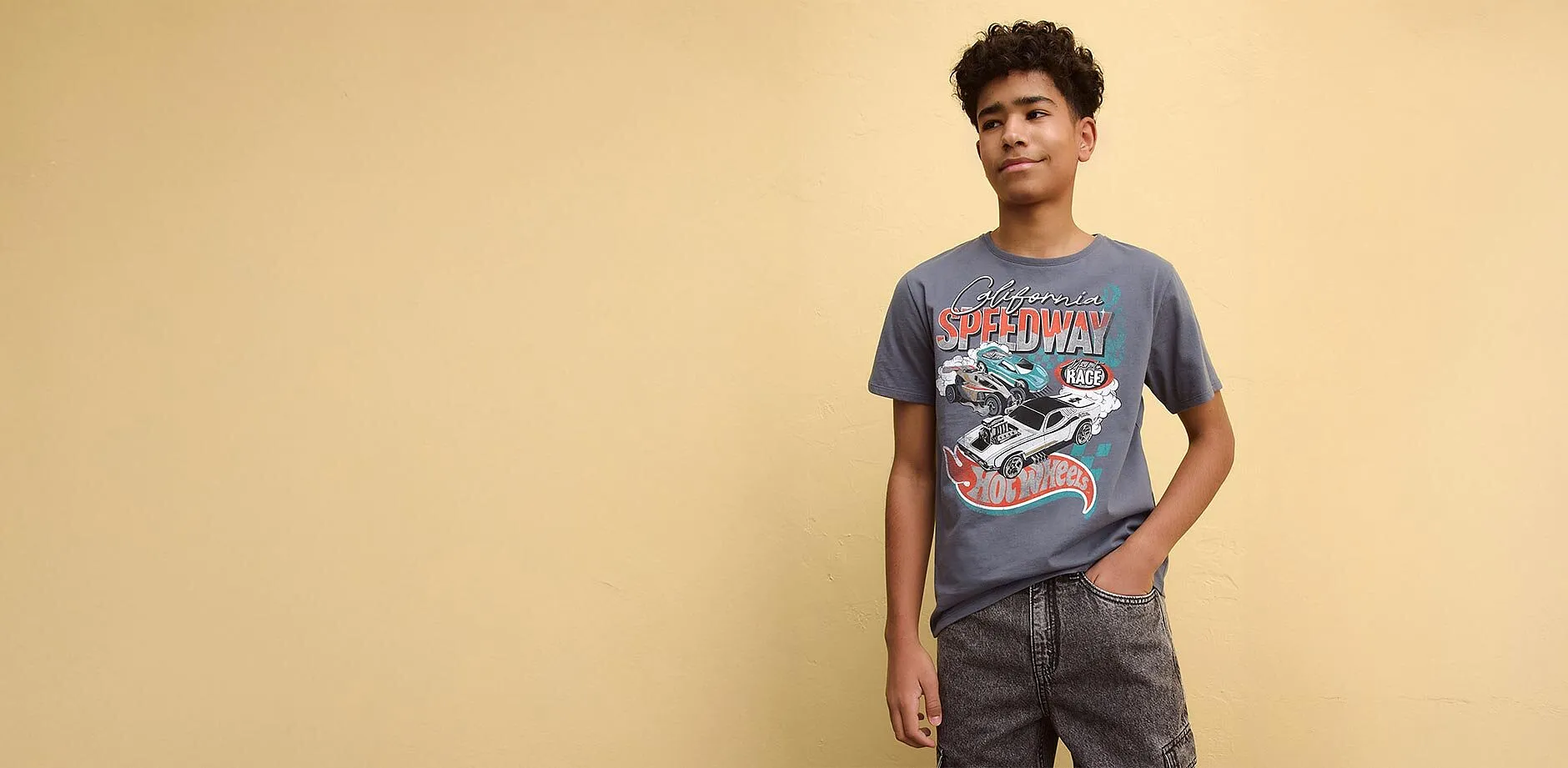 Lež&eacute;rn&iacute; outfit s tričkem a voln&yacute;mi dž&iacute;nami.