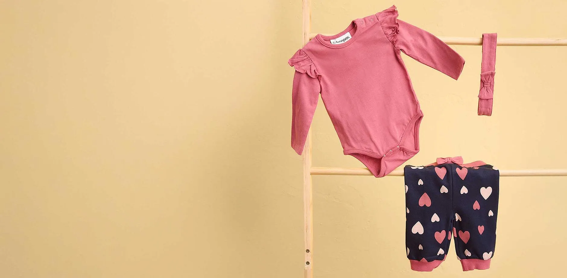 Rozko&scaron;n&aacute; souprava pro miminka: růžov&eacute; body a tmavě modr&eacute; kalhoty se srd&iacute;čky
