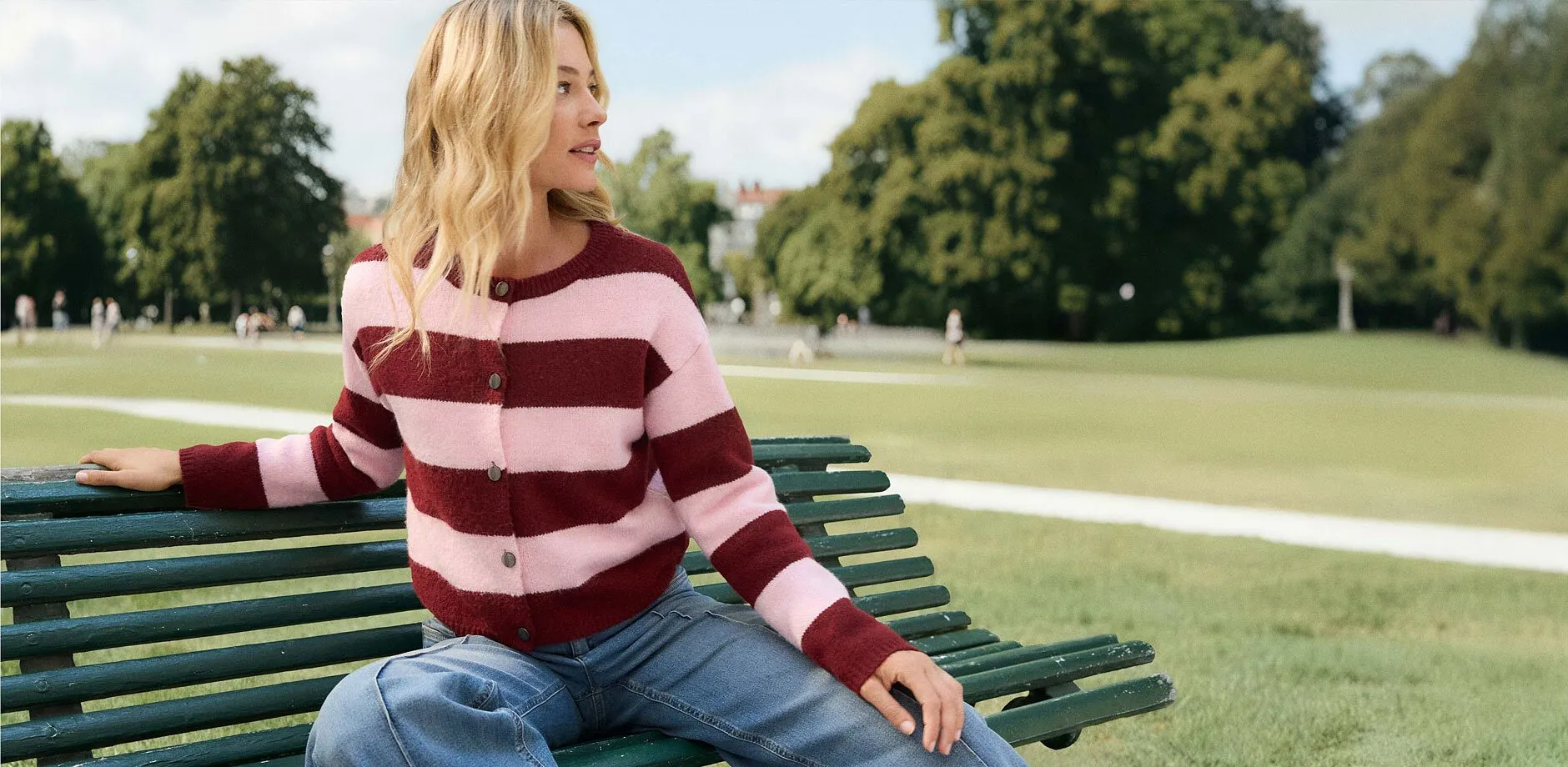 Pruhovan&eacute; tričko s modr&yacute;mi dž&iacute;nami