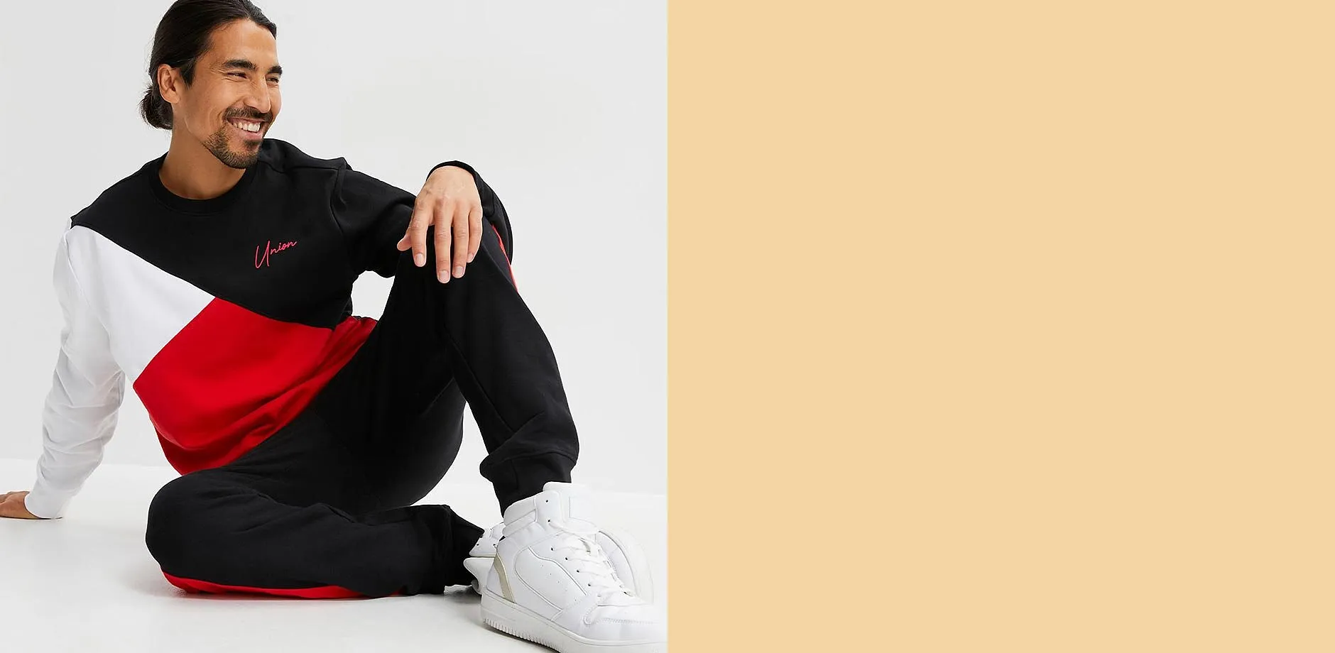 Modern&iacute; souprava: mikina s kulat&yacute;m v&yacute;střihem a tepl&aacute;ky.