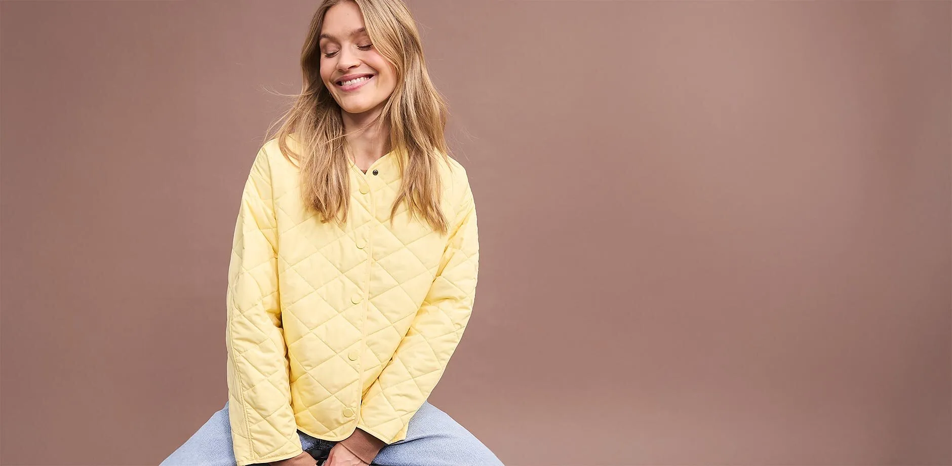 Žlut&aacute; bunda oversized s modr&yacute;mi kalhotami.