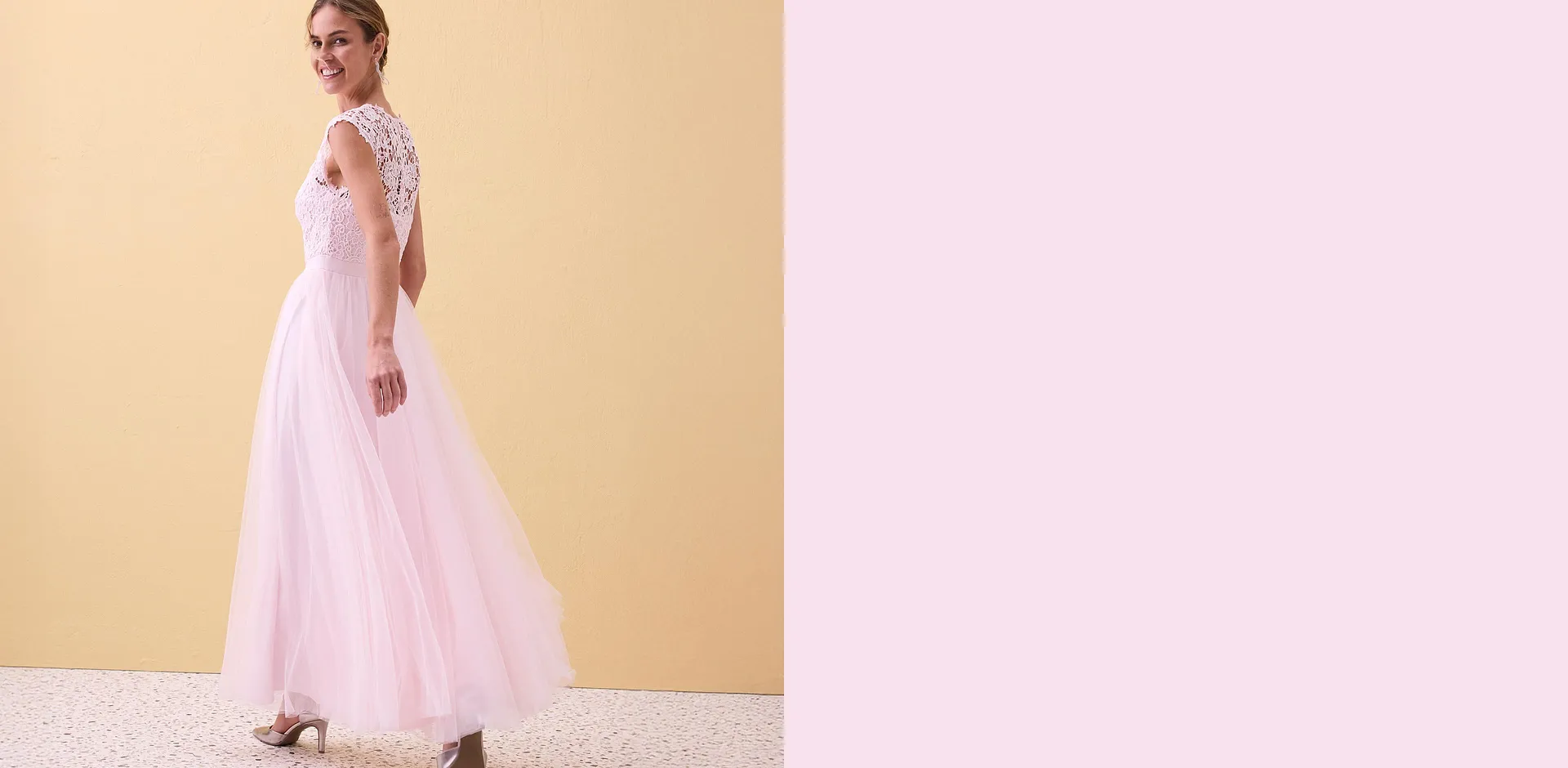 Jemn&eacute; růžov&eacute; večern&iacute; &scaron;aty s krajkov&yacute;m topem a spl&yacute;vavou tylovou sukn&iacute;. Elegantn&iacute; silueta pro slavnostn&iacute; př&iacute;ležitosti.