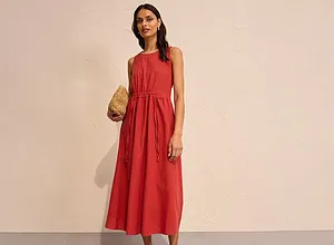Letní červené maxi šaty s textilním páskem v pase. Na ramínka, elegantní, perfektní na teplé dny.