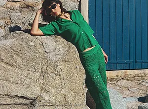 Letní zelená: elegantní háčkovaná krajka a vzdušný top pro stylový vzhled.