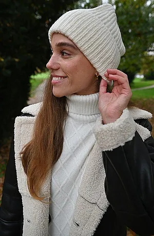 Žena - Pletená čepice - přírodní bílá