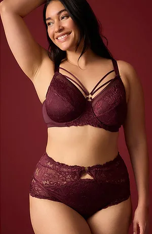 Elegante bordeauxrote Spitzenunterwäsche mit dekorativen Trägern und hoher Taille.