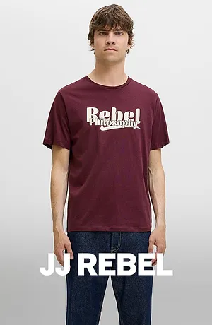 Vínové tričko s bílým nápisem „Rebel“.