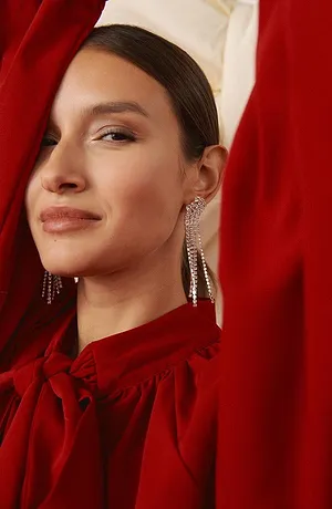 Žena - Náušnice s kamínky z křišťálového skla - stříbrné tóny