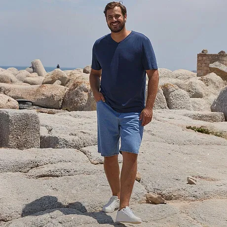 Sommerliche Mode: Lässiges rosa T-Shirt und hellblaue Jeans-Shorts