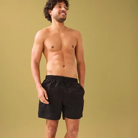 Černé plavky zdůrazňují atletickou postavu.