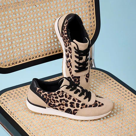 Sportovní tenisky s leopardím vzorem.