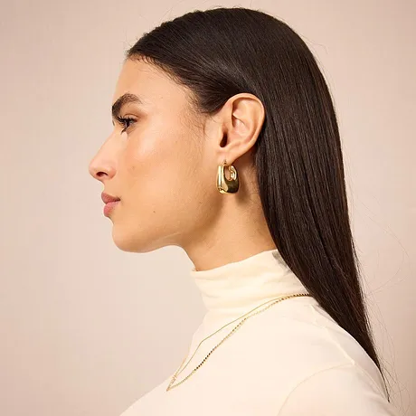 Elegantní krémový rolák, jednoduchý a stylový. Zlaté náušnice jako jediný šperk.