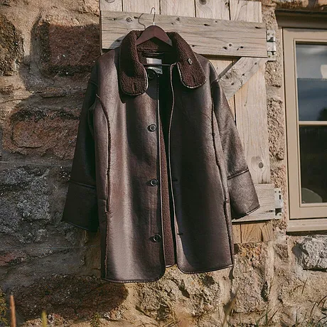 Žena - Bunda z umělé jehněčí kožešiny - tmavě hnědá