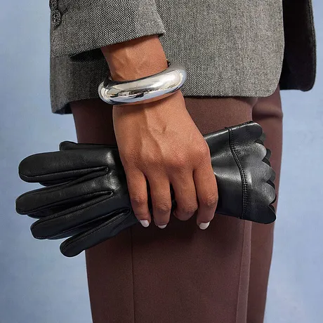 Stříbrný náramek a černá obuv