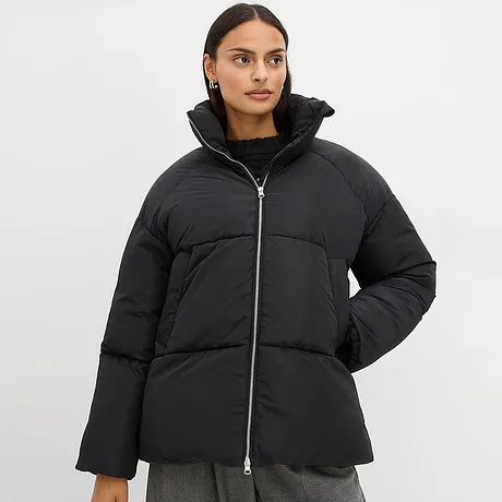 Černá prošívaná bunda s vysokým límcem a zipem.