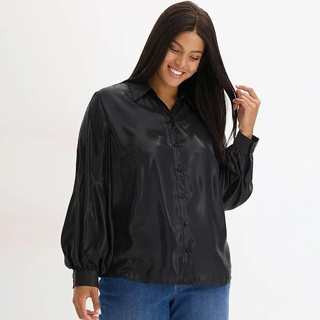 Černá halenka s límečkem a knoflíky, kombinovaná s modrými džíny.