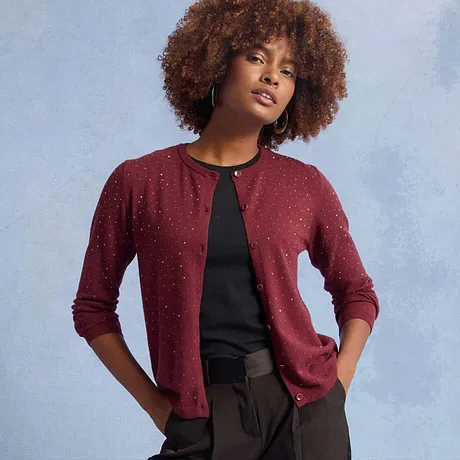 Červený svetr s třpytivými ozdobami v kombinaci s černým topem.