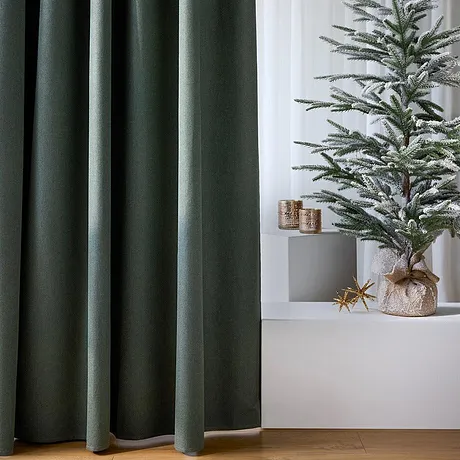 Tmavé závěsy a stromeček.