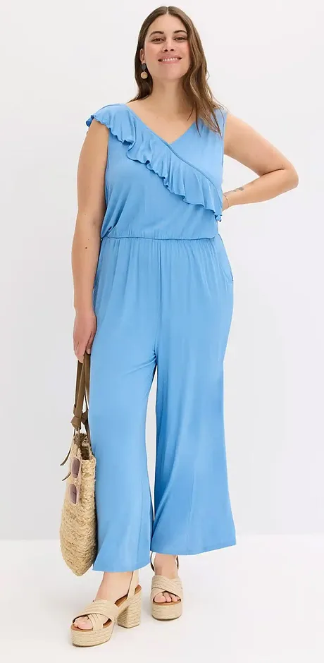 Hellblauer Jumpsuit mit asymmetrischen Rüschen und weiten Beinen. Ideales Sommeroutfit für einen entspannten Look.