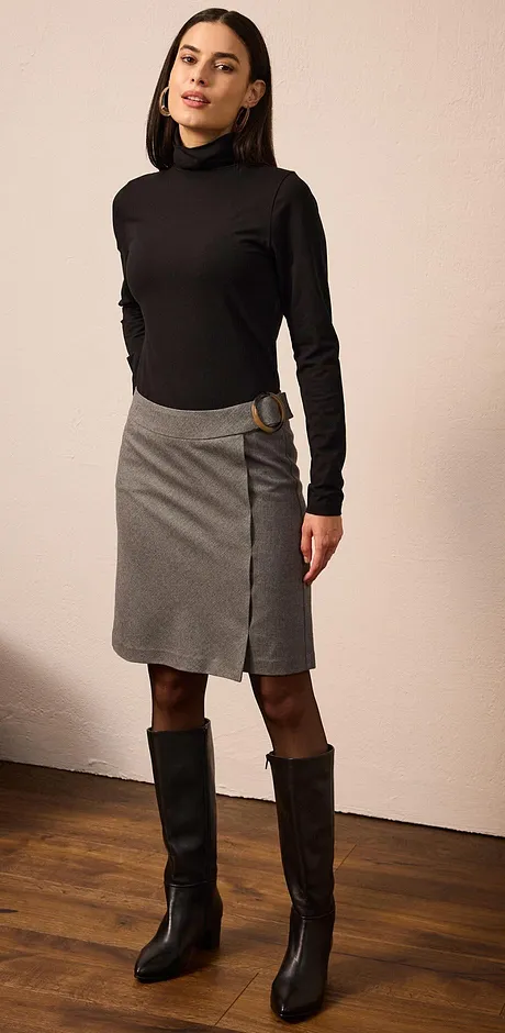 Elegantní vzhled s černým rolákem, šedou sukní a vysokými černými botami.
