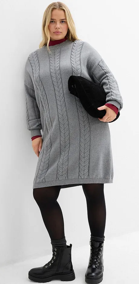 Šedé pletené šaty, černé punčocháče a šněrovací boty.