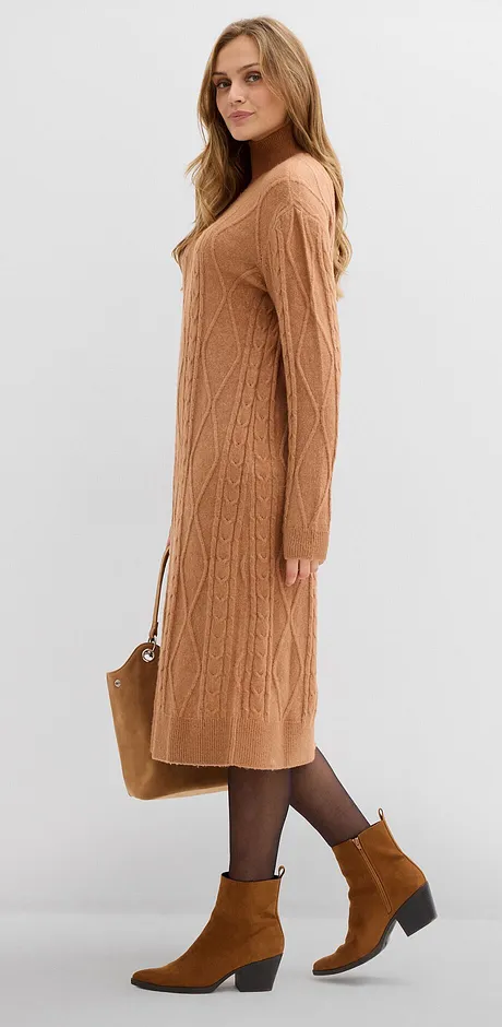 Pletené šaty v karamelové barvě v kombinaci s hnědými botami.