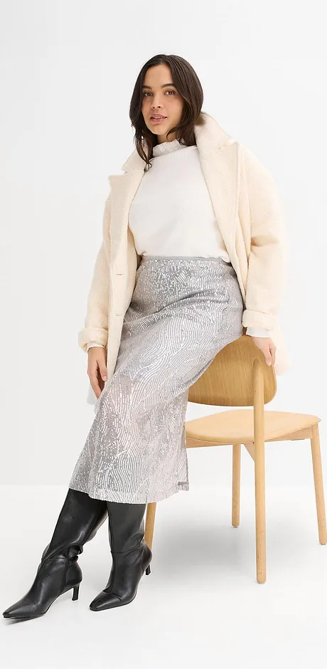 Krémový kabát, bílý rolák, stříbrná sukně a černé kožené boty.
