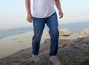 Světle modré džíny s bílými teniskami