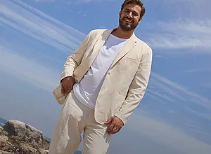 Elegantní krémový oblek a bílé tričko