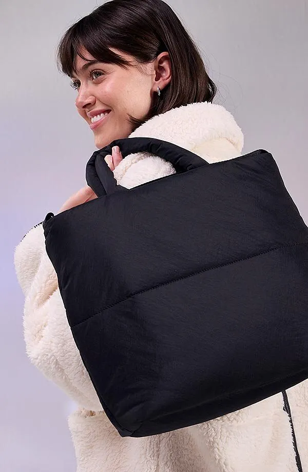 Žena - Velk&aacute; kabelka - čern&aacute;