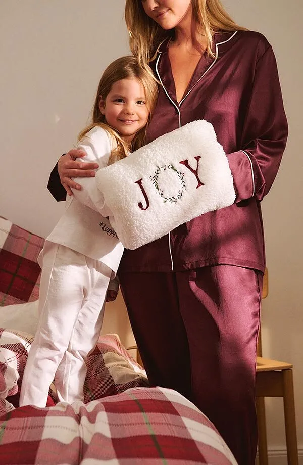 Dům - Pol&scaron;t&aacute;řse zahř&iacute;v&aacute;n&iacute;m na ruce - červeno-b&iacute;l&aacute;