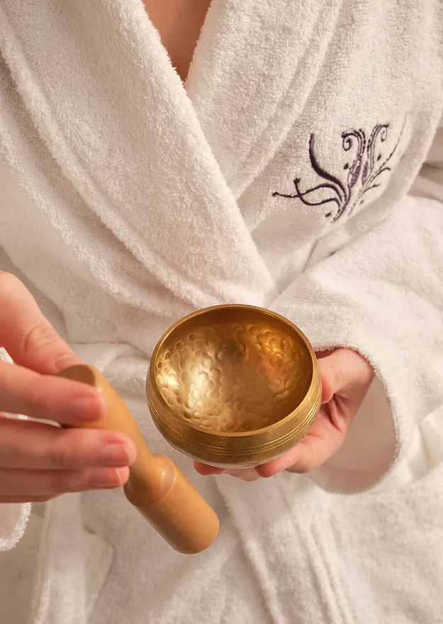 Dům - Dekorativn&iacute; předmět &ndash; zvukov&aacute; m&iacute;sa s dřevěnou paličkou - zlat&aacute; barva