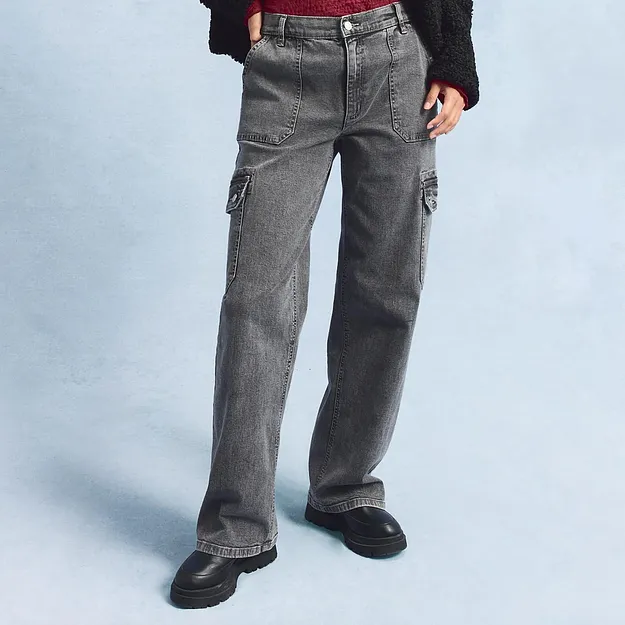 &Scaron;ed&eacute; dž&iacute;ny s velk&yacute;mi postrann&iacute;mi kapsami a černou obuv&iacute;