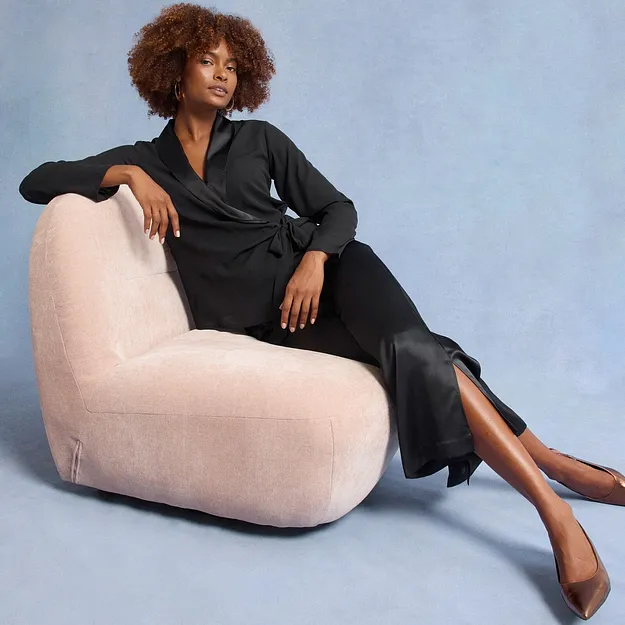 Čern&eacute; &scaron;aty s čern&yacute;mi sat&eacute;nov&yacute;mi kalhotami