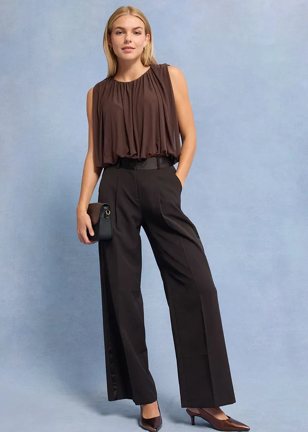  Hněd&eacute; t&iacute;lko bez ruk&aacute;vů a &scaron;irok&eacute; tmav&eacute; kalhoty. 