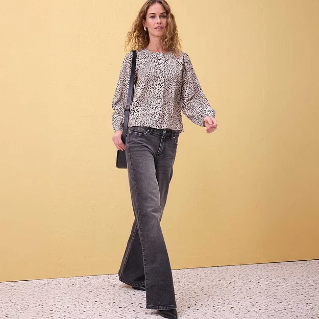 Vzdu&scaron;n&aacute; vzorovan&aacute; halenka s nafouknut&yacute;mi ruk&aacute;vy v kombinaci s roz&scaron;&iacute;řen&yacute;mi &scaron;ed&yacute;mi dž&iacute;nami.