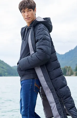 Muž - Dlouhý prošívaný kabát s kapucí - černá