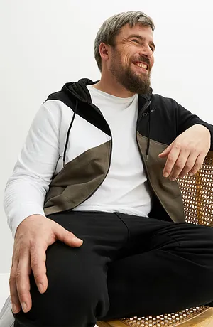 Mikina s kapucí a grafickým vzorem