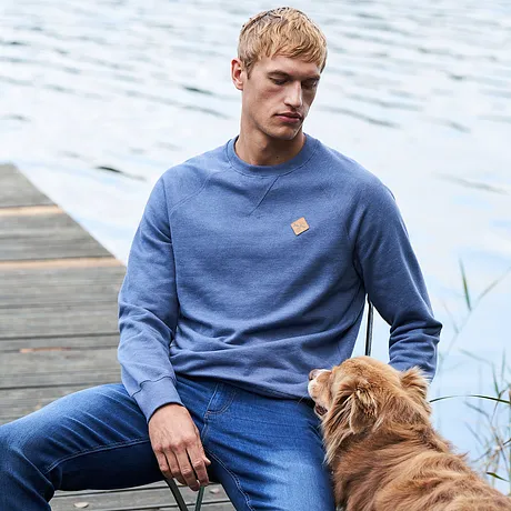 Ležérní vzhled: modrá mikina a pohodlné džíny.