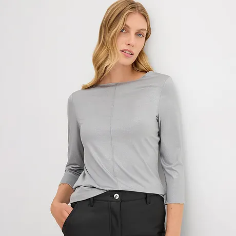 Jednoduché šedé tričko s tříčtvrtečními rukávy, nadčasově elegantní v kombinaci s tmavými kalhotami.