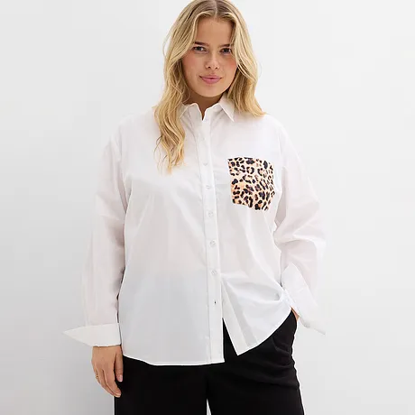 Bílá košile s kapsičkou na hrudi s leopardím vzorem.