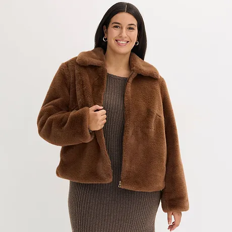 Chlupatá hnědá bunda z umělé kožešiny.