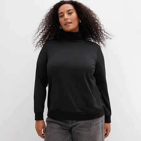 Černé tričko s rolákem a šedé džíny.