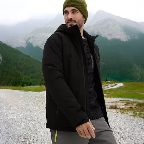 Černá bunda a zelená čepice pro dokonalý zimní look. 